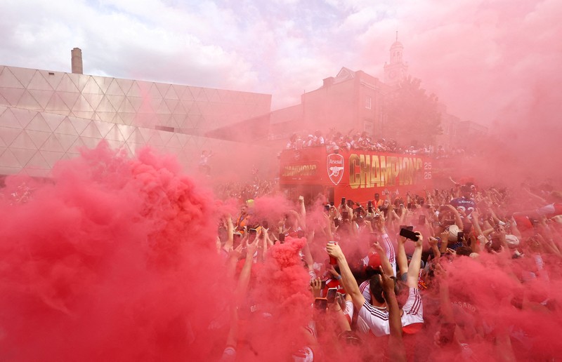 Pemandangan umum saat para pemain dan penggemar Arsenal merayakan kemenangan dalam parade juara Premier League di London, Minggu (31/5/2026). (Action Images via Reuters/Peter Cziborra)