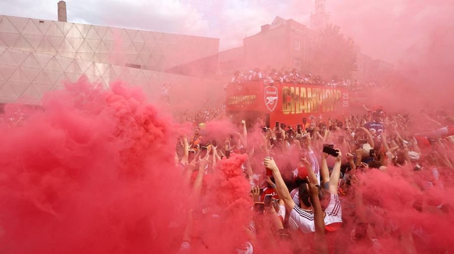 Pemandangan umum saat para pemain dan penggemar Arsenal merayakan kemenangan dalam parade juara Premier League di London, Minggu (31/5/2026).