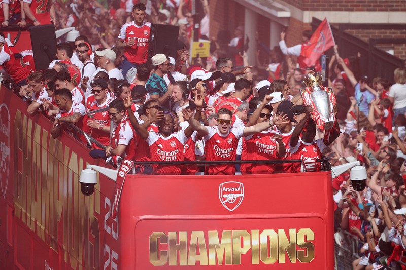 Pemandangan umum saat para pemain dan penggemar Arsenal merayakan kemenangan dalam parade juara Premier League di London, Minggu (31/5/2026). (Action Images via Reuters/Peter Cziborra)