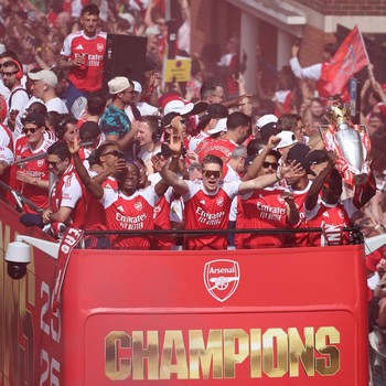 Pemandangan umum saat Viktor Gyokeres, Noni Madueke, Bukayo Saka, dan rekan-rekan setim Arsenal merayakan kemenangan dengan trofi Premier League dalam parade kemenangan di London, Minggu (31/5/2026). (REUTERS/Isabel Infantes)