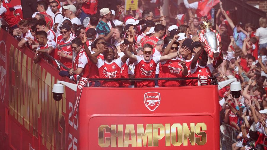 Pemandangan umum saat Viktor Gyokeres, Noni Madueke, Bukayo Saka, dan rekan-rekan setim Arsenal merayakan kemenangan dengan trofi Premier League dalam parade kemenangan di London, Minggu (31/5/2026).