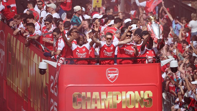 Pemandangan umum saat Viktor Gyokeres, Noni Madueke, Bukayo Saka, dan rekan-rekan setim Arsenal merayakan kemenangan dengan trofi Premier League dalam parade kemenangan di London, Minggu (31/5/2026).