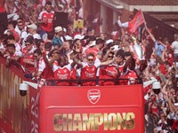 Pemandangan umum saat Viktor Gyokeres, Noni Madueke, Bukayo Saka, dan rekan-rekan setim Arsenal merayakan kemenangan dengan trofi Premier League dalam parade kemenangan di London, Minggu (31/5/2026). (REUTERS/Isabel Infantes)