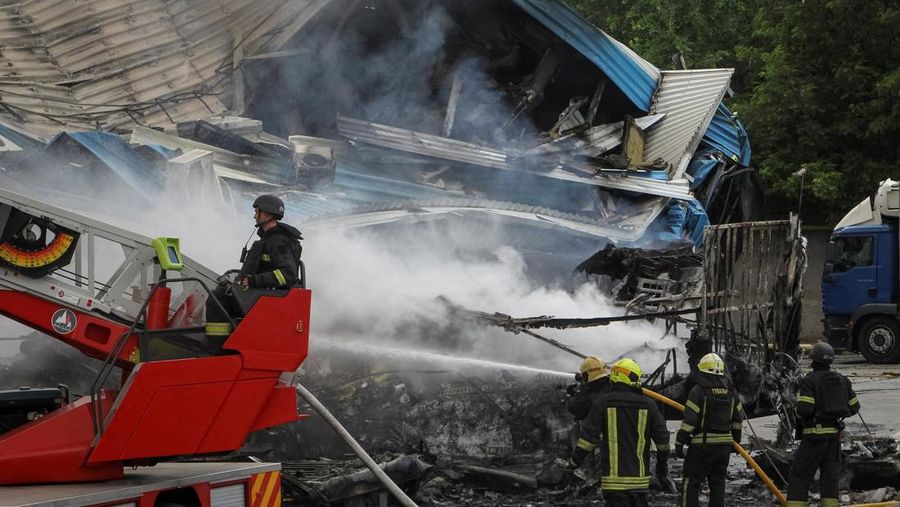 Petugas pemadam kebakaran bekerja di lokasi serangan pesawat tak berawak Rusia, di tengah serangan Rusia terhadap Ukraina, di Dnipro, Ukraina, 31 Mei 2026.