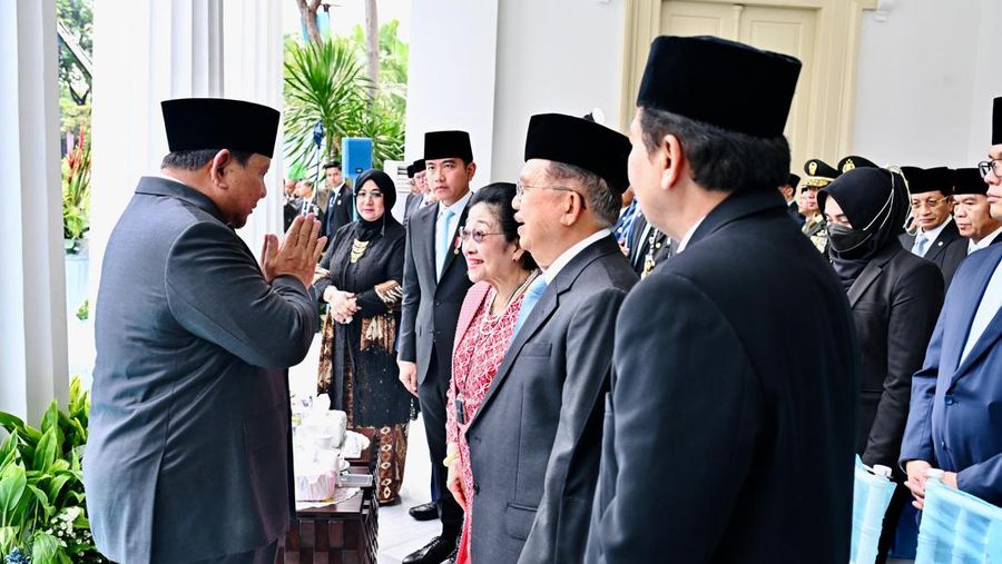 Presiden Prabowo Subianto dan Presiden ke-5 RI Megawati Soekarnoputri menunjukkan keakraban saat menghadiri upacara peringatan Hari Lahir Pancasila di Gedung Pancasila, Jakarta, Senin (1/6/2026).