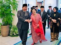 Presiden Prabowo Subianto dan Presiden ke-5 RI Megawati Soekarnoputri menunjukkan keakraban saat menghadiri upacara peringatan Hari Lahir Pancasila di Gedung Pancasila, Kementerian Luar Negeri, Jakarta, Senin (1/6/2026). (Dok. BPMI Sekretariat Presid