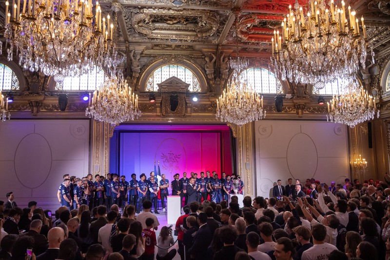 Presiden Prancis Emmanuel Macron menghadiri resepsi untuk staf dan pemain tim Paris Saint-Germain di Istana Elysee di Paris, Prancis, 31 Mei 2026. Paris Saint-Germain memenangkan Liga Champions UEFA untuk kedua kalinya setelah mengalahkan Arsenal FC di final di Budapest. (Christophe Petit Tesson/Pool via REUTERS)