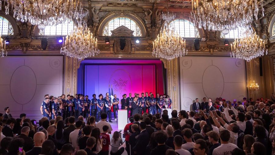 Presiden Prancis Emmanuel Macron berbicara di hadapan presiden Paris Saint-Germain Nasser Al-Khelaifi dan para pemain tim bersama trofi selama resepsi di Istana Elysee di Paris, Prancis, 31 Mei 2026. Paris Saint-Germain memenangkan Liga Champions UEFA untuk kedua kalinya setelah mengalahkan Arsenal FC di final di Budapest.