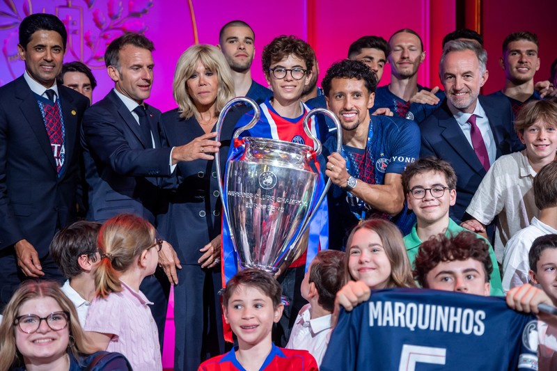 Presiden Prancis Emmanuel Macron menghadiri resepsi untuk staf dan pemain tim Paris Saint-Germain di Istana Elysee di Paris, Prancis, 31 Mei 2026. Paris Saint-Germain memenangkan Liga Champions UEFA untuk kedua kalinya setelah mengalahkan Arsenal FC di final di Budapest. (Christophe Petit Tesson/Pool via REUTERS)