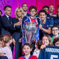 Presiden Prancis Emmanuel Macron berpose bersama istrinya Brigitte Macron, presiden Paris Saint-Germain Nasser Al-Khelaifi dan kapten PSG Marquinhos dengan trofi tersebut selama resepsi di Istana Elysee di Paris, Prancis, 31 Mei 2026. Paris Saint-Ger