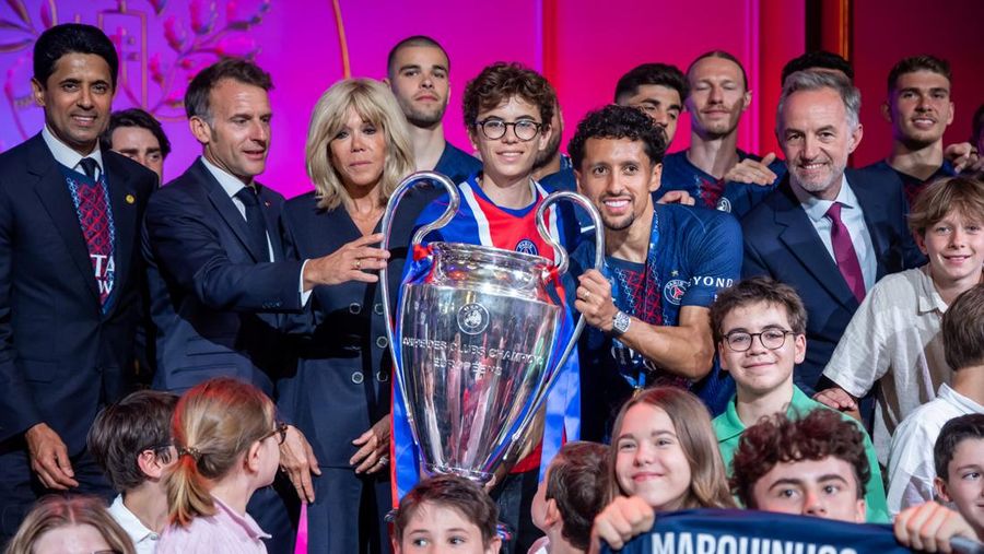 Presiden Prancis Emmanuel Macron berpose bersama istrinya Brigitte Macron, presiden Paris Saint-Germain Nasser Al-Khelaifi dan kapten PSG Marquinhos dengan trofi tersebut selama resepsi di Istana Elysee di Paris, Prancis, 31 Mei 2026. Paris Saint-Germain memenangkan Liga Champions UEFA untuk kedua kalinya setelah mengalahkan Arsenal FC di final di Budapest.
