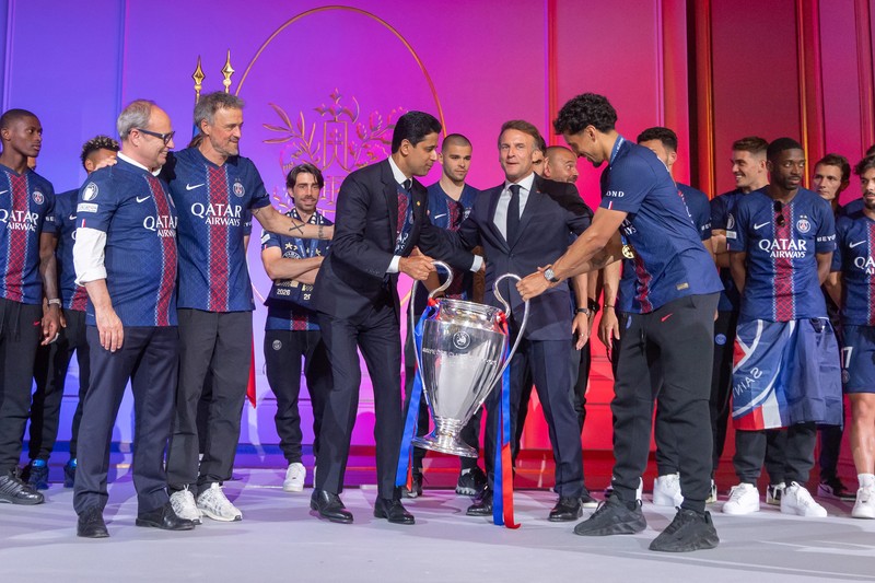 Presiden Prancis Emmanuel Macron menghadiri resepsi untuk staf dan pemain tim Paris Saint-Germain di Istana Elysee di Paris, Prancis, 31 Mei 2026. Paris Saint-Germain memenangkan Liga Champions UEFA untuk kedua kalinya setelah mengalahkan Arsenal FC di final di Budapest. (Christophe Petit Tesson/Pool via REUTERS)