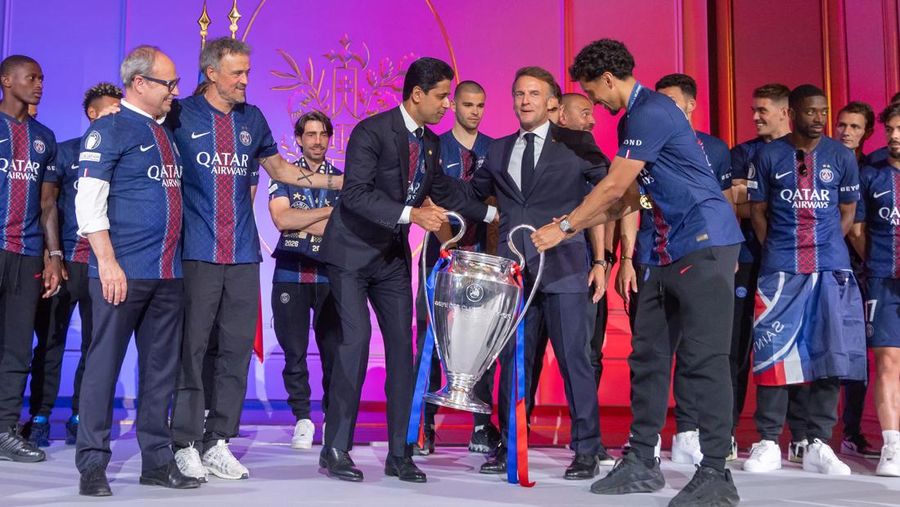 Presiden Prancis Emmanuel Macron berpose bersama pelatih kepala Paris Saint-Germain (PSG) Luis Enrique, presiden PSG Nasser Al-Khelaifi, dan kapten PSG Marquinhos dengan trofi tersebut selama resepsi untuk staf dan pemain tim PSG di Istana Elysee di Paris, Prancis, 31 Mei 2026. Paris Saint-Germain memenangkan Liga Champions UEFA untuk kedua kalinya setelah mengalahkan Arsenal FC di final di Budapest.