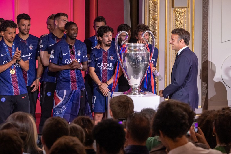 Presiden Prancis Emmanuel Macron menghadiri resepsi untuk staf dan pemain tim Paris Saint-Germain di Istana Elysee di Paris, Prancis, 31 Mei 2026. Paris Saint-Germain memenangkan Liga Champions UEFA untuk kedua kalinya setelah mengalahkan Arsenal FC di final di Budapest. (Christophe Petit Tesson/Pool via REUTERS)