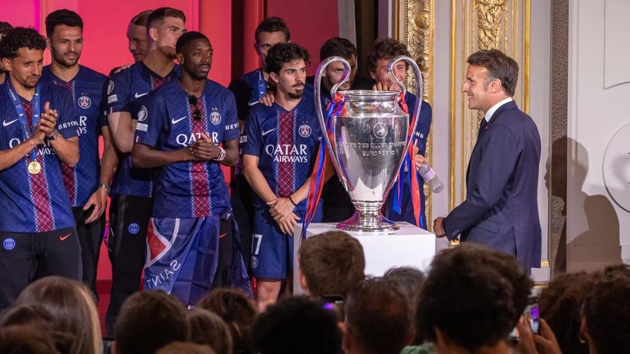 Presiden Prancis Emmanuel Macron menghadiri resepsi untuk staf dan pemain tim Paris Saint-Germain di Istana Elysee di Paris, Prancis, 31 Mei 2026. Paris Saint-Germain memenangkan Liga Champions UEFA untuk kedua kalinya setelah mengalahkan Arsenal FC