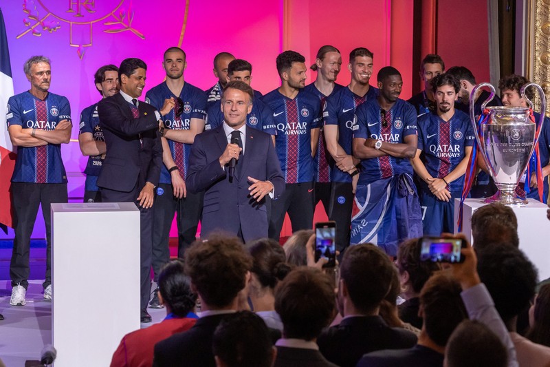 Presiden Prancis Emmanuel Macron menghadiri resepsi untuk staf dan pemain tim Paris Saint-Germain di Istana Elysee di Paris, Prancis, 31 Mei 2026. Paris Saint-Germain memenangkan Liga Champions UEFA untuk kedua kalinya setelah mengalahkan Arsenal FC di final di Budapest. (Christophe Petit Tesson/Pool via REUTERS)