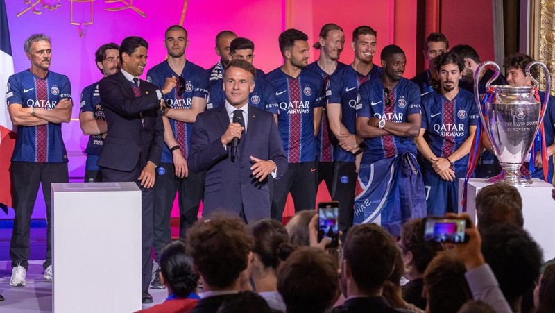Presiden Prancis Emmanuel Macron menghadiri resepsi untuk staf dan pemain tim Paris Saint-Germain di Istana Elysee di Paris, Prancis, 31 Mei 2026. Paris Saint-Germain memenangkan Liga Champions UEFA untuk kedua kalinya setelah mengalahkan Arsenal FC di final di Budapest.