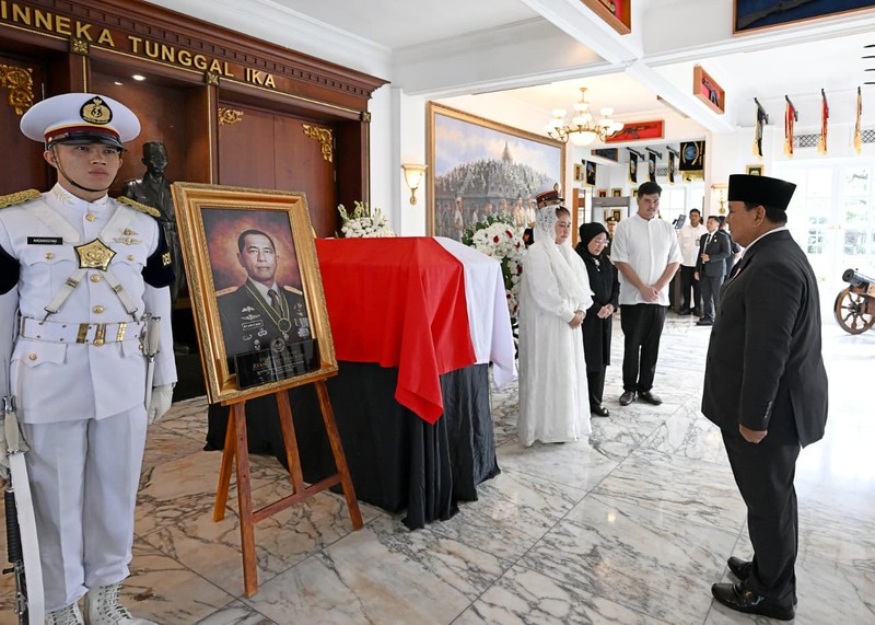 Presiden RI Prabowo Subianto menghadiri upacara persemayaman dan pelepasan jenazah Ryamizard Ryacudu di Kantor Kementerian Pertahanan, Jakarta, Senin (1/6/2026). (Dok. BPMI Sekretariat Presiden/Muchlis Jr)