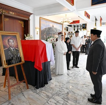 Presiden RI Prabowo Subianto menghadiri upacara persemayaman dan pelepasan jenazah Ryamizard Ryacudu di Kantor Kementerian Pertahanan, Jakarta, Senin (1/6/2026). (Dok. BPMI Sekretariat Presiden/Muchlis Jr)