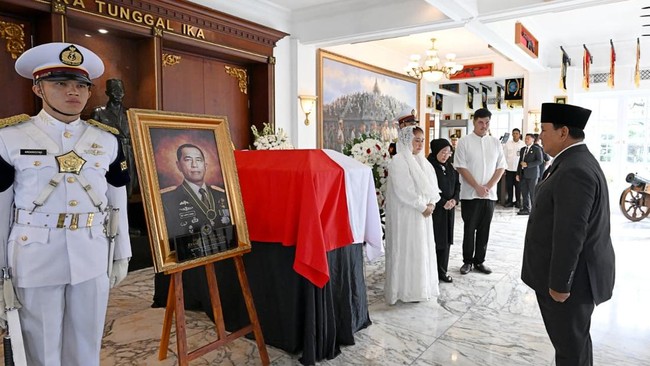 Momen Haru Penghormatan Prabowo di Pemakaman Ryamizard Ryacudu