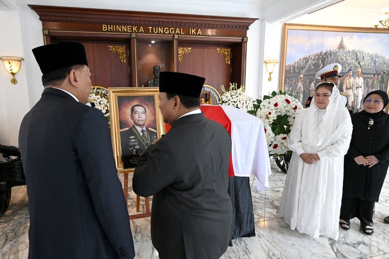 Presiden RI Prabowo Subianto menghadiri upacara persemayaman dan pelepasan jenazah Ryamizard Ryacudu di Kantor Kementerian Pertahanan, Jakarta, Senin (1/6/2026). (Dok. BPMI Sekretariat Presiden/Muchlis Jr)