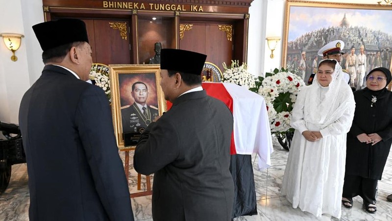 Presiden RI Prabowo Subianto menghadiri upacara persemayaman dan pelepasan jenazah Ryamizard Ryacudu di Kantor Kementerian Pertahanan, Jakarta, Senin (1/6/2026).