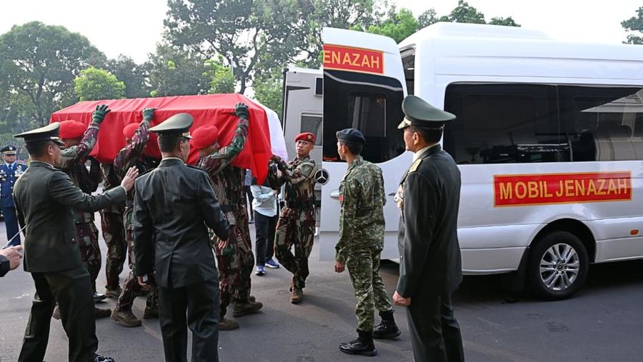 Presiden RI Prabowo Subianto menghadiri upacara persemayaman dan pelepasan jenazah Ryamizard Ryacudu di Kantor Kementerian Pertahanan, Jakarta, Senin (1/6/2026).