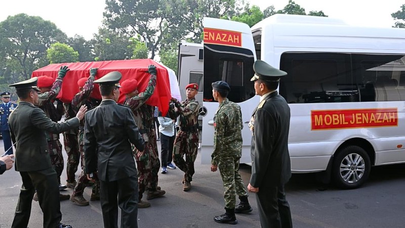 Presiden RI Prabowo Subianto menghadiri upacara persemayaman dan pelepasan jenazah Ryamizard Ryacudu di Kantor Kementerian Pertahanan, Jakarta, Senin (1/6/2026).