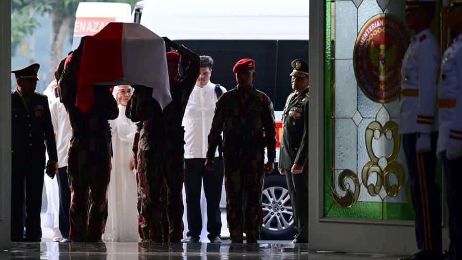 Presiden RI Prabowo Subianto menghadiri upacara persemayaman dan pelepasan jenazah Ryamizard Ryacudu di Kantor Kementerian Pertahanan, Jakarta, Senin (1/6/2026).