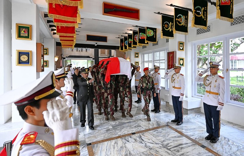 Presiden RI Prabowo Subianto menghadiri upacara persemayaman dan pelepasan jenazah Ryamizard Ryacudu di Kantor Kementerian Pertahanan, Jakarta, Senin (1/6/2026). (Dok. BPMI Sekretariat Presiden/Muchlis Jr)