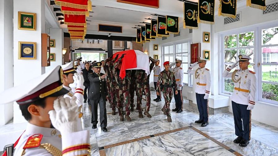 Presiden RI Prabowo Subianto menghadiri upacara persemayaman dan pelepasan jenazah Ryamizard Ryacudu di Kantor Kementerian Pertahanan, Jakarta, Senin (1/6/2026).