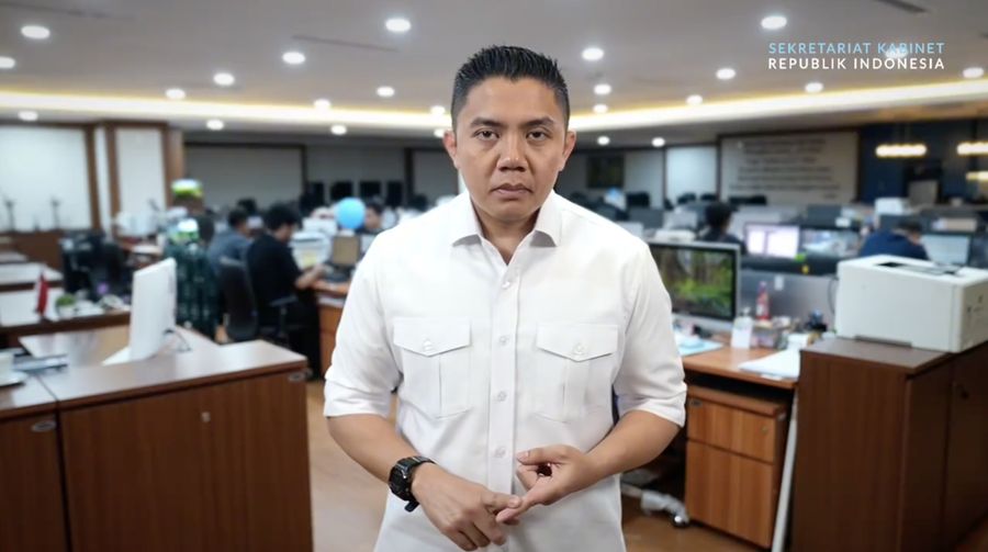 Sekretaris Kabinet, Teddy Indra Wijaya menyampaikan keterangan dengan kunjungan kenegaraan yang dilakukan Presiden Prabowo Subianto di Instagram Sekretariat Kabinet. (Tangkapan Layar Instagram/sekretariat.kabinet)
