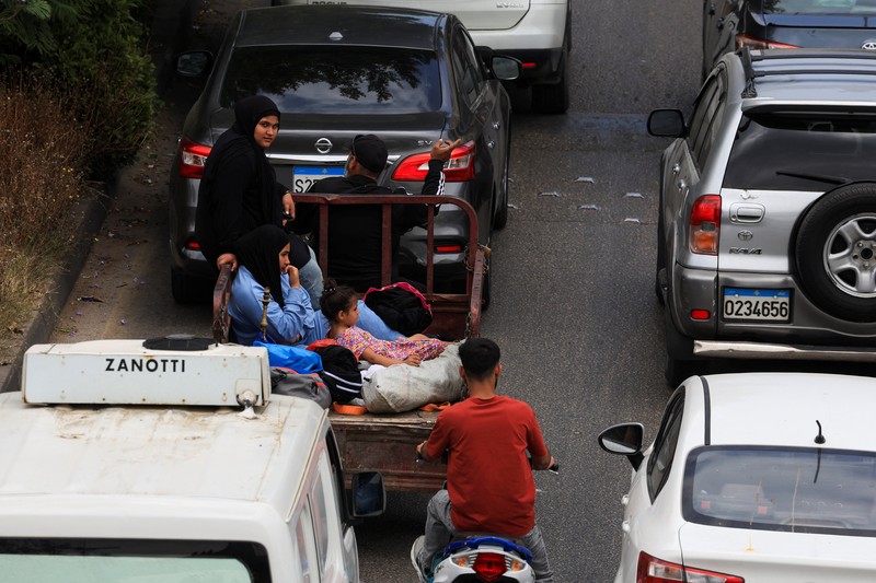 Lalu lintas di jalan raya saat orang-orang berhamburan melarikan diri dari pinggiran selatan Beirut, setelah Perdana Menteri Israel Benjamin Netanyahu memerintahkan militer untuk menyerang target di pinggiran kota, Lebanon, 1 Juni 2026. (REUTERS/Mohamed Azakir)