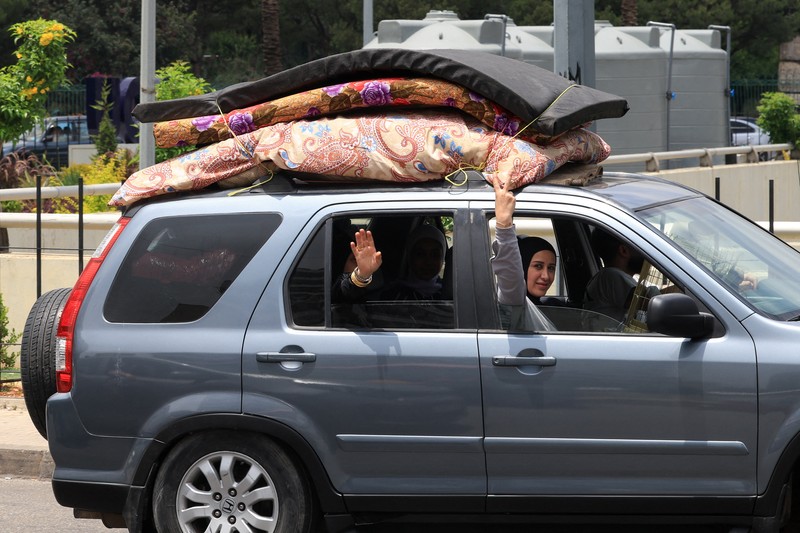 Lalu lintas di jalan raya saat orang-orang berhamburan melarikan diri dari pinggiran selatan Beirut, setelah Perdana Menteri Israel Benjamin Netanyahu memerintahkan militer untuk menyerang target di pinggiran kota, Lebanon, 1 Juni 2026. (REUTERS/Mohamed Azakir)