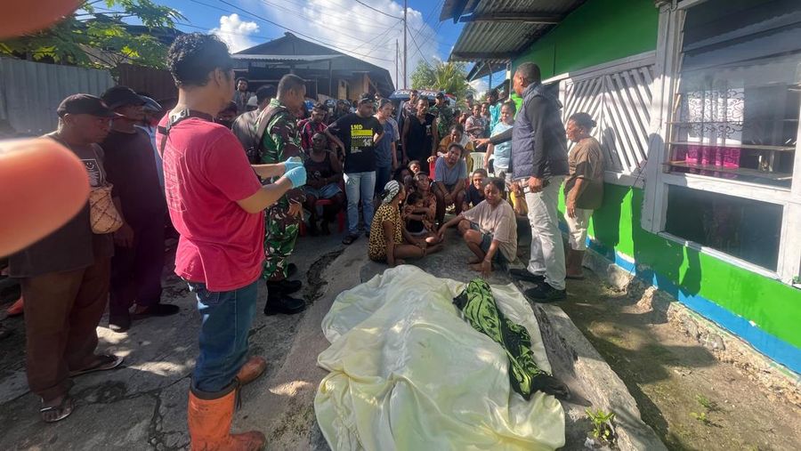 Tangis keluarga korban ledakan bom diduga sisa peninggalan Perang Dunia II di Biak Numfor.