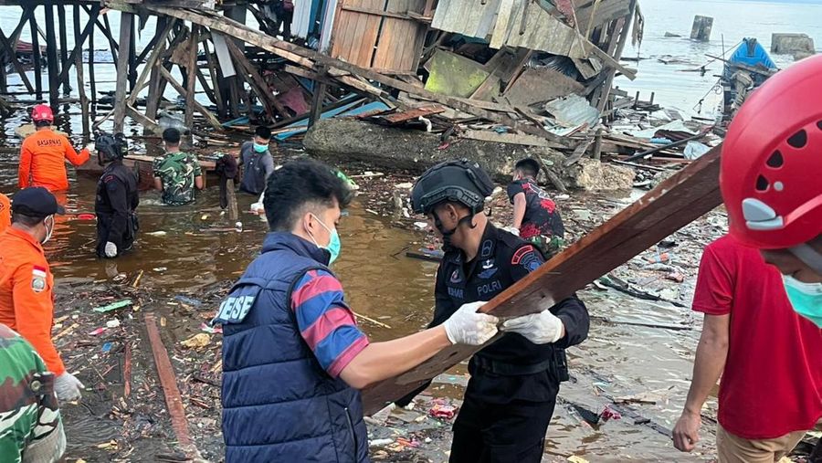 Tim gabungan melakukan evakuasi pascaledakan bom diduga sisa peninggalan Perang Dunia II di Biak Numfor.