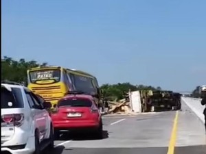 Truk Muat Triplek Terguling di Tol Paspro Picu Macet Total