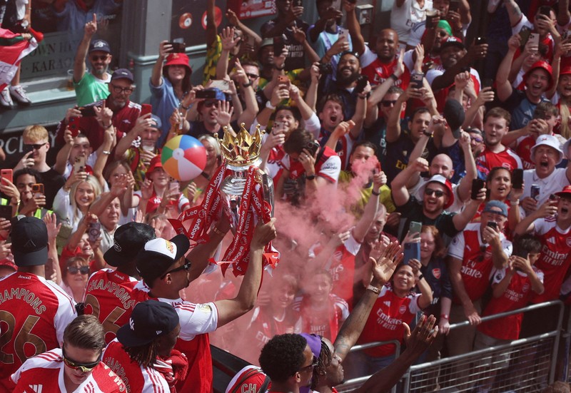 Pemandangan umum saat para pemain dan penggemar Arsenal merayakan kemenangan dalam parade juara Premier League di London, Minggu (31/5/2026). (Action Images via Reuters/Peter Cziborra)