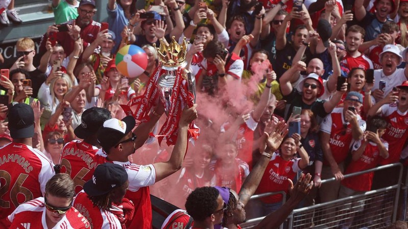 William Saliba dan rekan-rekan setimnya dari Arsenal merayakan kemenangan dengan trofi Premier League dalam parade kemenangan di London, Minggu (31/5/2026).