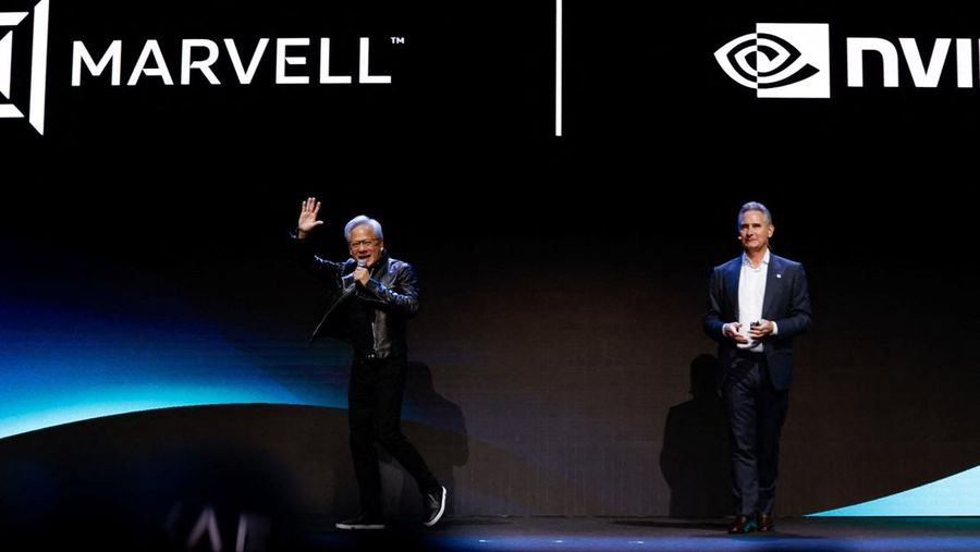 CEO Nvidia Jensen Huang bergabung dengan CEO Marvell Matt Murphy dalam pidato utama selama Computex di Taipei, Taiwan, 2 Juni 2026. (REUTERS/Ann Wang)