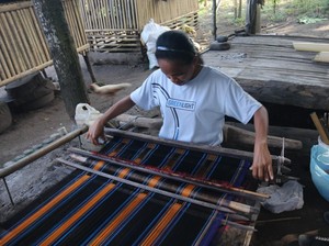Kisah Ibu-ibu di Ende Bangkit dari KDRT Berkat Program ATENSI Kemensos
