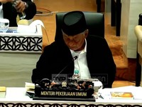 Menteri PU Dody Hanggodo memberikan paparan terkait realisasi anggaran 2026 dalam raker bersama Komisi V DPR RI, Selasa (2/6/2026). (Dok. Tangkapan Layar TVR Parlemen)