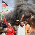 Para demonstran berkumpul di dekat barikade yang mereka buat selama protes terhadap rencana karantina Ebola yang didukung AS terkait pembangunan fasilitas berkapasitas 50 tempat tidur di pangkalan angkatan udara Kenya yang dimaksudkan untuk menampung