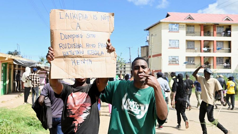 Para demonstran berpartisipasi dalam protes menentang rencana karantina Ebola yang didukung AS terkait pembangunan fasilitas berkapasitas 50 tempat tidur di pangkalan angkatan udara Kenya yang dimaksudkan untuk menampung warga Amerika yang terpapar Ebola, di kota Nanyuki, Kabupaten Laikipia, Kenya, 1 Juni 2026.