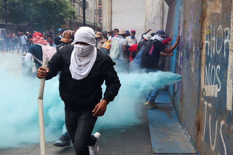 Para guru dari serikat Koordinasi Nasional Pekerja Pendidikan Meksiko (CNTE) berpawai menuju alun-alun Zocalo untuk menuntut upah dan pensiun yang lebih baik, dengan slogan