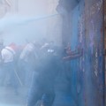 Para demonstran mendorong barikade logam sementara mereka dibubarkan dengan gas air mata saat para guru dari serikat Koordinasi Nasional Pekerja Pendidikan Meksiko (CNTE) berunjuk rasa menuntut upah dan pensiun yang lebih baik, dengan slogan "Jika ti