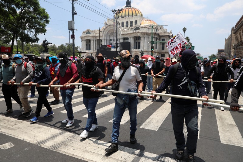 Para guru dari serikat Koordinasi Nasional Pekerja Pendidikan Meksiko (CNTE) berpawai menuju alun-alun Zocalo untuk menuntut upah dan pensiun yang lebih baik, dengan slogan