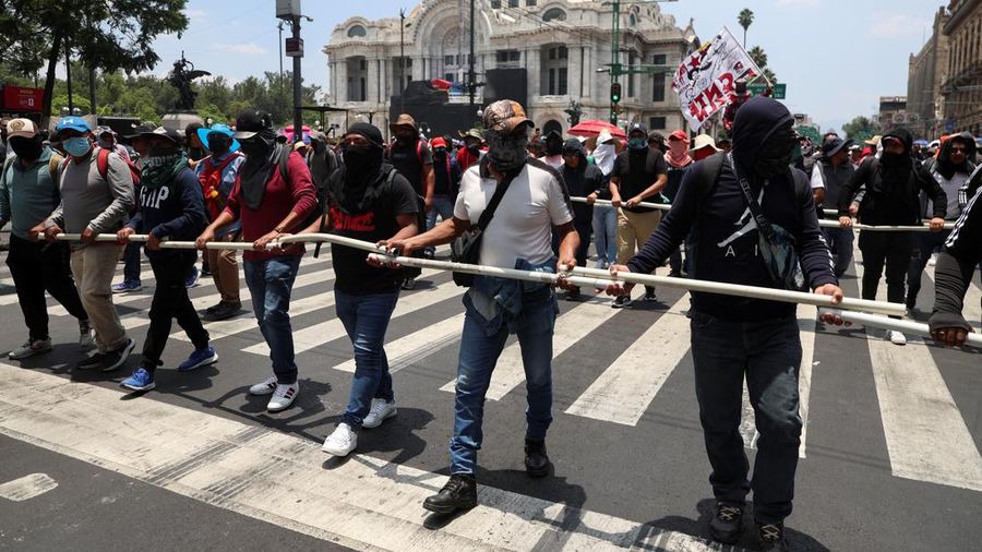 Para guru dari serikat Koordinasi Nasional Pekerja Pendidikan Meksiko (CNTE) berpawai menuju alun-alun Zocalo untuk menuntut upah dan pensiun yang lebih baik, dengan slogan