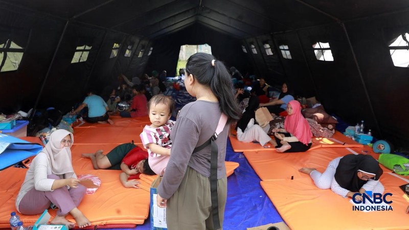 Para korban saat menempati tenda-tenda darurat yang didirikan oleh Badan Penanggulangan Bencana Daerah (BPBD), Dinas Sosial, Palang Merah Indonesia (PMI), serta Pusat Krisis dan Pertolongan Kesehatan Daerah (PK3D), Jakarta, Selasa, (2/6/2026).