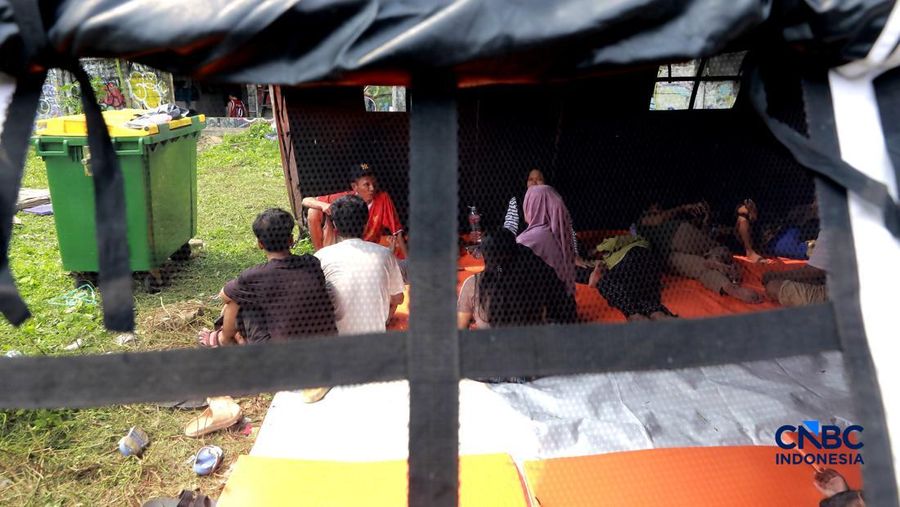 Para korban saat menempati tenda-tenda darurat yang didirikan oleh Badan Penanggulangan Bencana Daerah (BPBD), Dinas Sosial, Palang Merah Indonesia (PMI), serta Pusat Krisis dan Pertolongan Kesehatan Daerah (PK3D), Jakarta, Selasa, (2/6/2026).